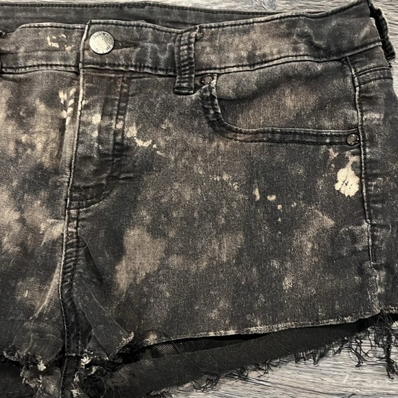 Jennifer Lopez UPCYCLED bleach dyed denim shorts - 8 / 28 - Picture 2 of 5